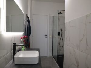 saras-home-apartment-rome-bathroom-overview-door