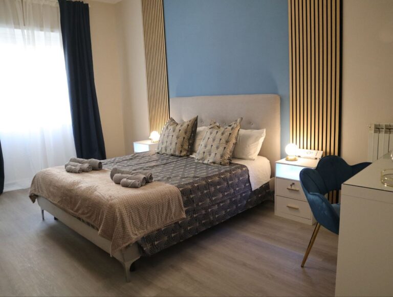 saras-home-apartment-rome-blue-room-overview