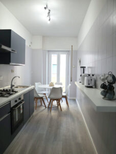 saras-home-apartment-rome-kitchen-overview-edit