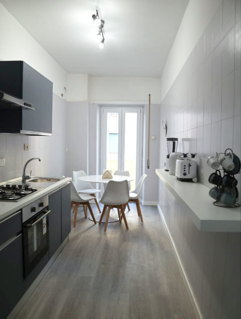 saras-home-apartment-rome-kitchen-overview-edit
