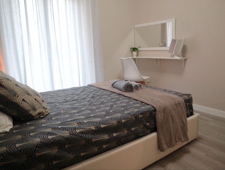 saras-home-apartment-rome-pink-room-overview